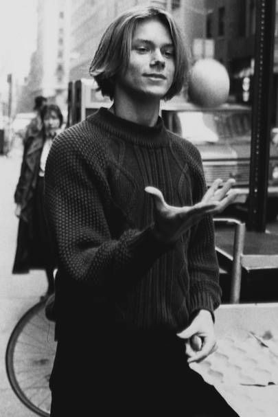 rivervisuals's tweet photo. river phoenix pealing an orange in NYC, 1988 https://t.co/OfRcnbbs9N