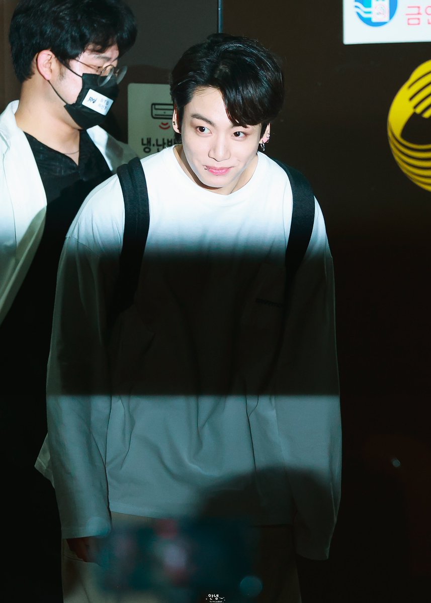 Hi__1997_'s tweet photo. 220611 뮤뱅 퇴근 HD

#전정국 #정국 #JUNGKOOK #JK #방탄소년단   #BTS https://t.co/h503iHLnzf