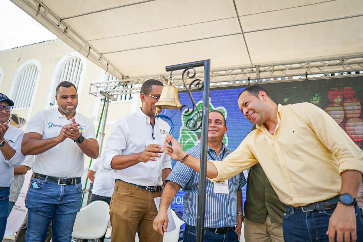 juangobotero's tweet photo. Buenas noticias en Riohacha la jornada de Agricultura por contrato con 86 asociaciones con más de 4159 productores que cerraron negocios por 8600 millones de pesos y dejaron potenciales por 11200!  Res en pie, Yuca,mango,  Batata, frijol productos más negociados! https://t.co/M2IriFfqwr