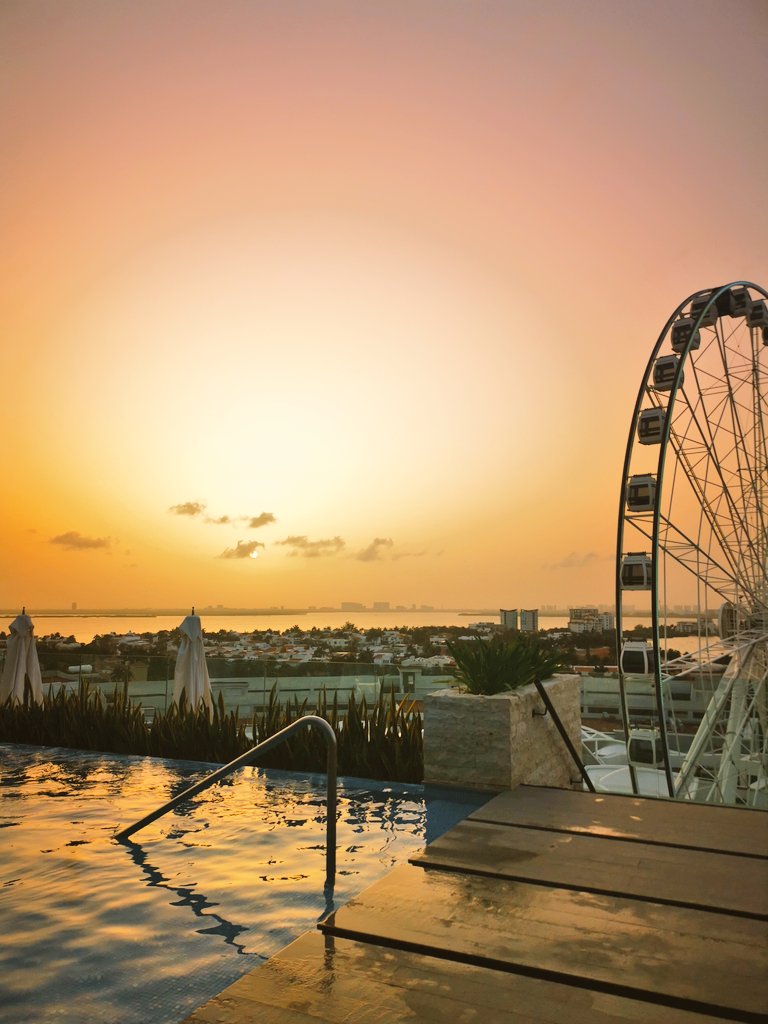 Hoy estamos en <a href="/canopycancun/">canopycancun</a> para la presentación de @LuikiWiki y así la vista antes del atardecer