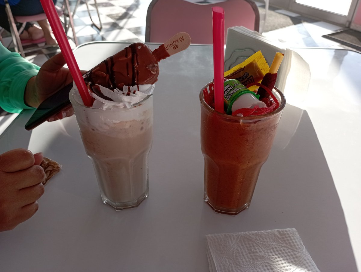 SparedRex's tweet photo. Unos frappes por qué el calor está de la v... https://t.co/zG0PtUTeab