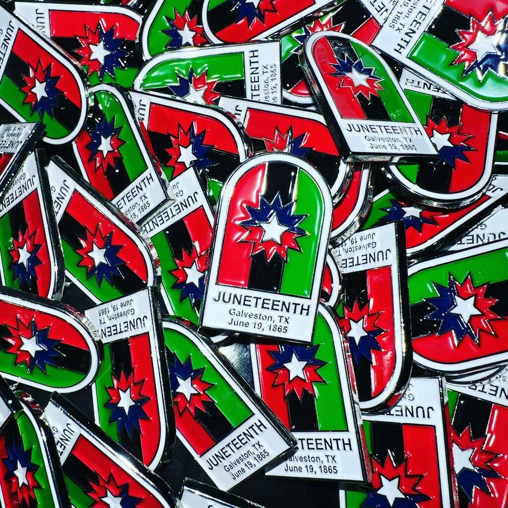 ShopMMeanings's tweet photo. Loving these DELIVERED shipping updates 🙌🏽. How are y’all wearing them? I wanna see 😍😍😍
#melaninmeanings #juneteenth #juneteenthpins #freedomday #1865 #enamelpins #bpml #blackwomanownedbusiness https://t.co/6hN7mQMEE9 https://t.co/YsOKrrYoNZ