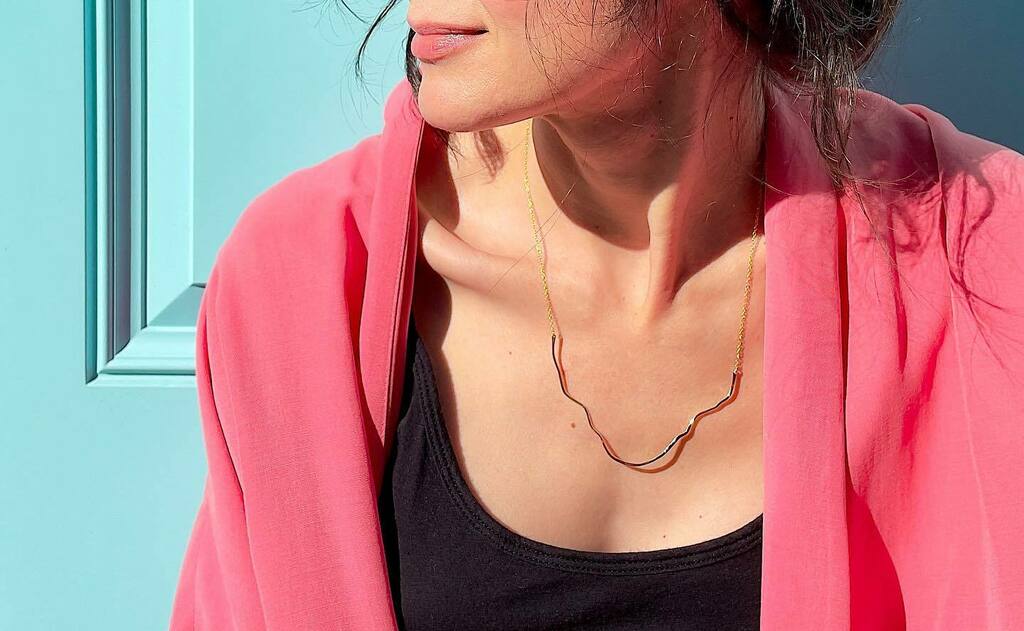 pliersandstring's tweet photo. the liquid bar necklace makes me think of a stream I wanna jump into rn cuz it's so @&$! hot! 🫠✨ #pliersandstring #designermade #barnecklace https://t.co/KldpM5CNzM https://t.co/rqqpW5tcrI