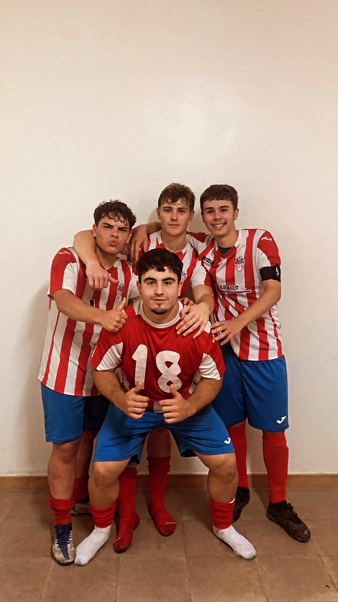 aalvarixxi's tweet photo. La familia que me dió este deporte ⚽ https://t.co/Igy4aRkKpB