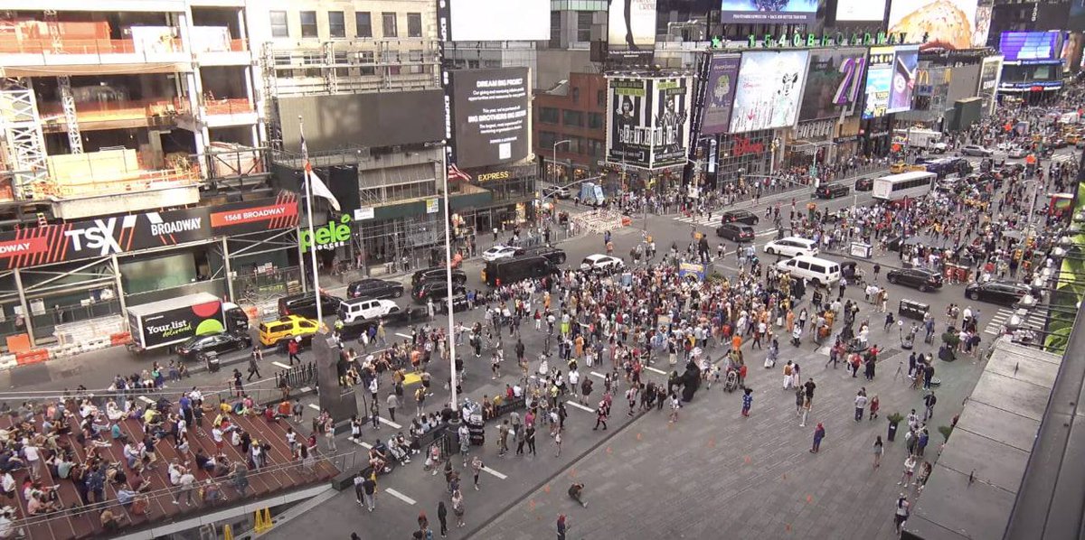 ScareCROcoin's tweet photo. Wait. Is that...? No it can't be.

IT IS!

#ScareCRO is live in Times Square, New York.

Our billboard is on rotation for thousands of people.

We are proud to supporting #Cronos and our partners.

@CrogeCoin @CroKingToken @CrokiCoin @BabyCrogeCoin @CRONYCRONOS 

@cryptocom @kris https://t.co/toGSVlf9mx