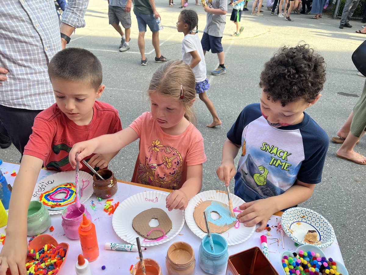 garmstrong331's tweet photo. The Rhodes Backyard Bash was a BLAST! Thank you to everyone who attended & to our awesome PTA for organizing it! What a FUN way to end the school year! ❤️ #RhodesUnited #EOYfun #community #cakewalk #facepainting #artsandcrafts https://t.co/I85LACtsp5