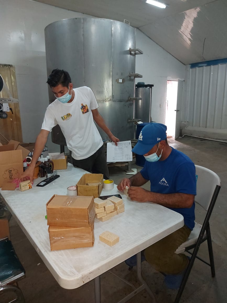BCIE_Org's tweet photo. Zeas Apícolas es uno de los 10,328 negocios en #Nicaragua que han logrado fortalecerse con la asistencia técnica y financiamiento de DINAMICA. Iniciativa del #BCIE con el apoyo de @KfW_en_CA y la @UeenNicaragua 

Conoce más: https://t.co/JdBcO0Zd0C https://t.co/LdP9rxZgkS