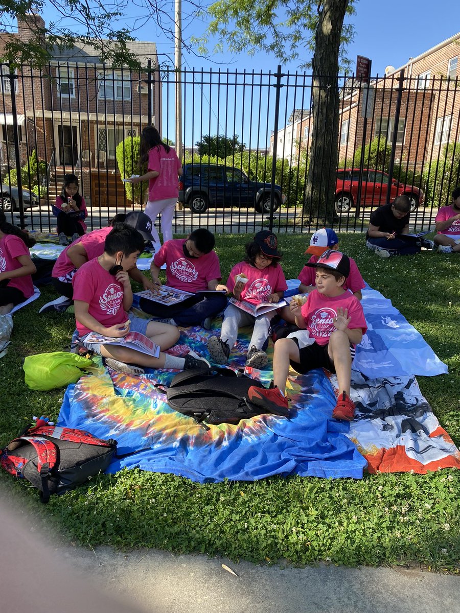 PS173Q's tweet photo. All about our Seniors today! Kicking off with a yearbook signing breakfast. Thank you 5th grade committee! #chameleonpride #SeniorDay #yearbookbreakfast #Classof2022 #5thGradeCommittee @D26Team @DOEChancellor @NYCSchools https://t.co/AH2DM9Po2P