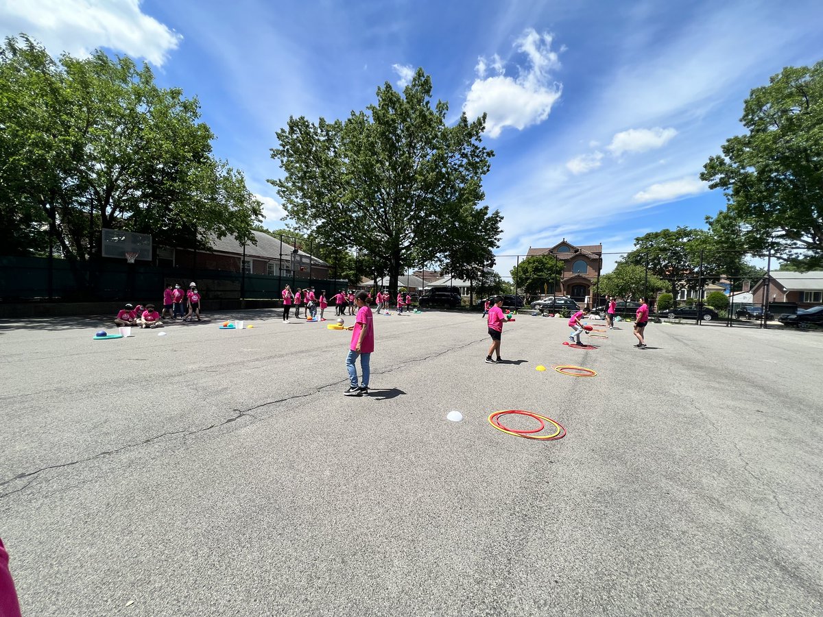 PS173Q's tweet photo. All about our Seniors today! Finishing today off with Senior Field Day! Thanks Coach for an awesome day!#chameleonpride #SeniorFieldDay #Classof2022 #5thGradeCommittee @D26Team @DOEChancellor @NYCSchools https://t.co/6Rs25XFNaq