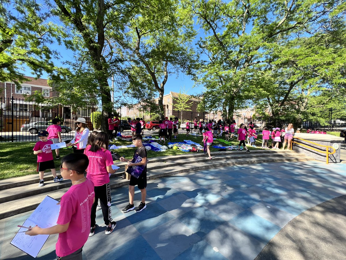 PS173Q's tweet photo. All about our Seniors today! Kicking off with a yearbook signing breakfast. Thank you 5th grade committee! #chameleonpride #SeniorDay #yearbookbreakfast #Classof2022 #5thGradeCommittee @D26Team @DOEChancellor @NYCSchools https://t.co/N33n2qVwTo