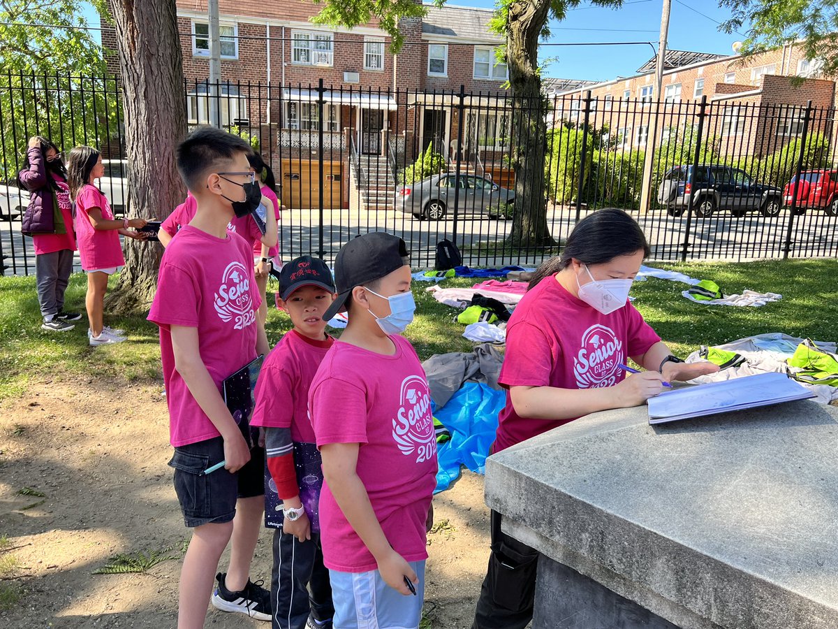 PS173Q's tweet photo. All about our Seniors today! Kicking off with a yearbook signing breakfast. Thank you 5th grade committee! #chameleonpride #SeniorDay #yearbookbreakfast #Classof2022 #5thGradeCommittee @D26Team @DOEChancellor @NYCSchools https://t.co/N33n2qVwTo