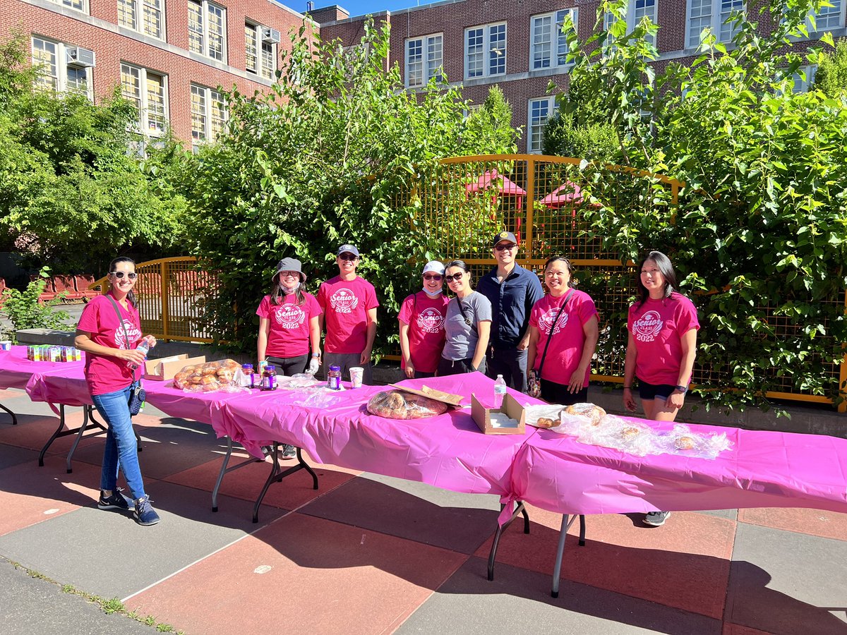 PS173Q's tweet photo. All about our Seniors today! Kicking off with a yearbook signing breakfast. Thank you 5th grade committee! #chameleonpride #SeniorDay #yearbookbreakfast #Classof2022 #5thGradeCommittee @D26Team @DOEChancellor @NYCSchools https://t.co/0sKC7gv29W