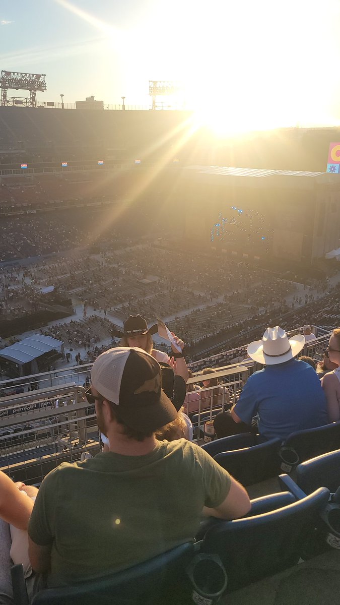 BuckBundles's tweet photo. #ChevyCMA https://t.co/ADBZfT8d4k