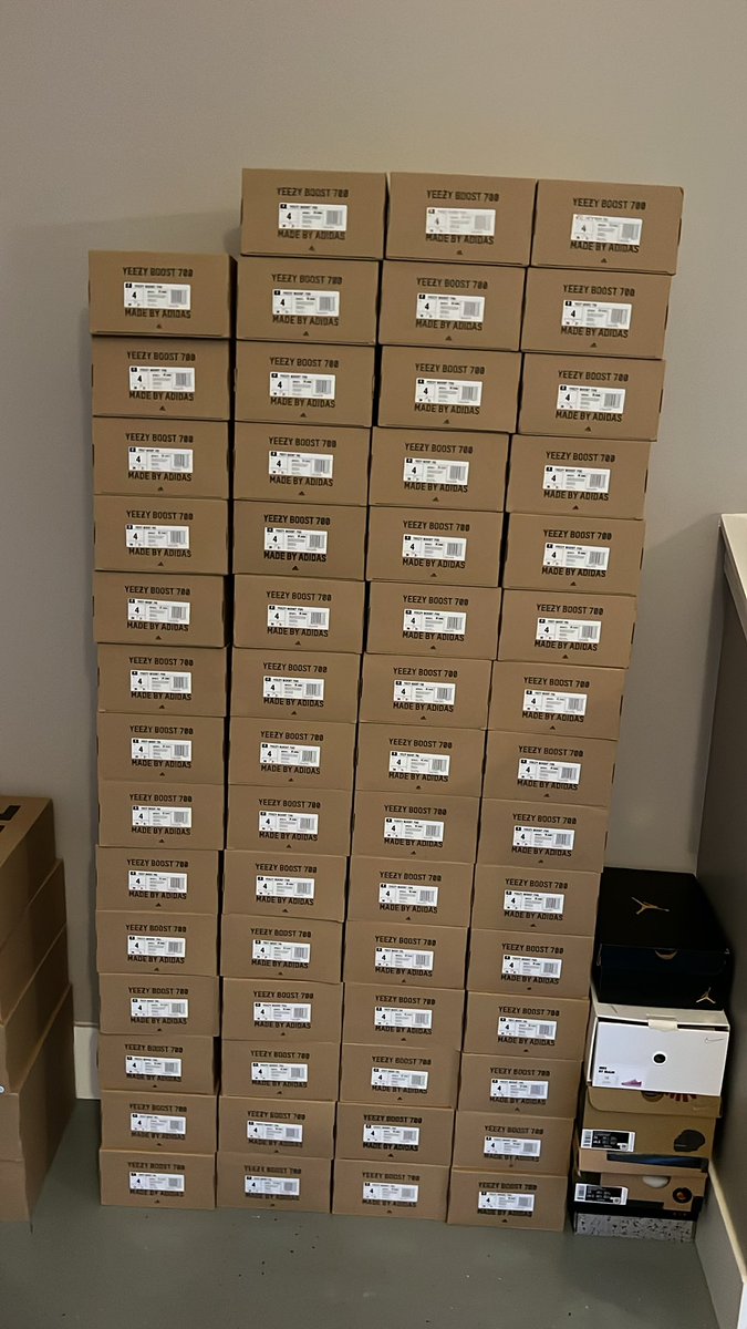 LSV1011's tweet photo. Someone please buy these size 4 wave runners https://t.co/fmiqtCeZHg
