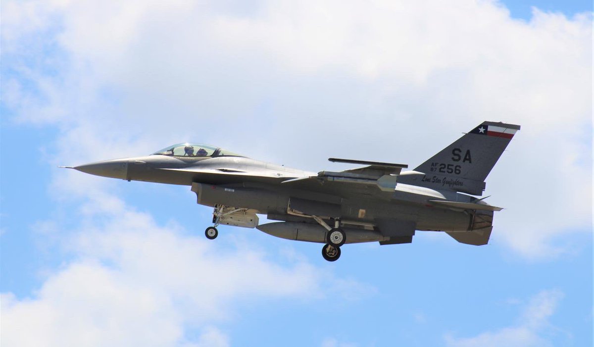 SATXAirWatch's tweet photo. A little Friday afternoon action at @jbsa_official Kelly Field #SATXAirWatch #AvGeek #PlaneSpotting #SanAntonio #KellyField #LacklandAFB #USAF https://t.co/k1qeokWZ5E