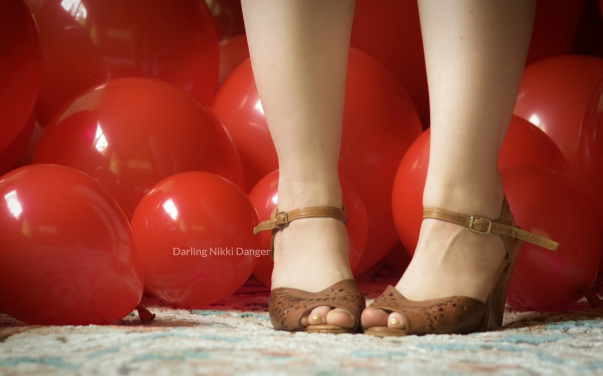 Darling_Nikki_D's tweet photo. "You and I in a little toy shop, buy a bag of balloons with the money we've got. Set them free at the break of dawn, till one by one they were gone..." -Nena
Photo series now available to members on OF.
Link in Bio.
#looner #Balloonfetish #Balloonatic #Footfetish #DND #OC #OF https://t.co/HN31at6Xz8