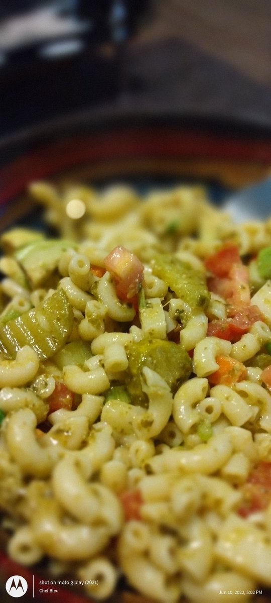 bleu_chef's tweet photo. Light pesto macaroni &amp; fresh veggie salad https://t.co/7UMf7smHQY