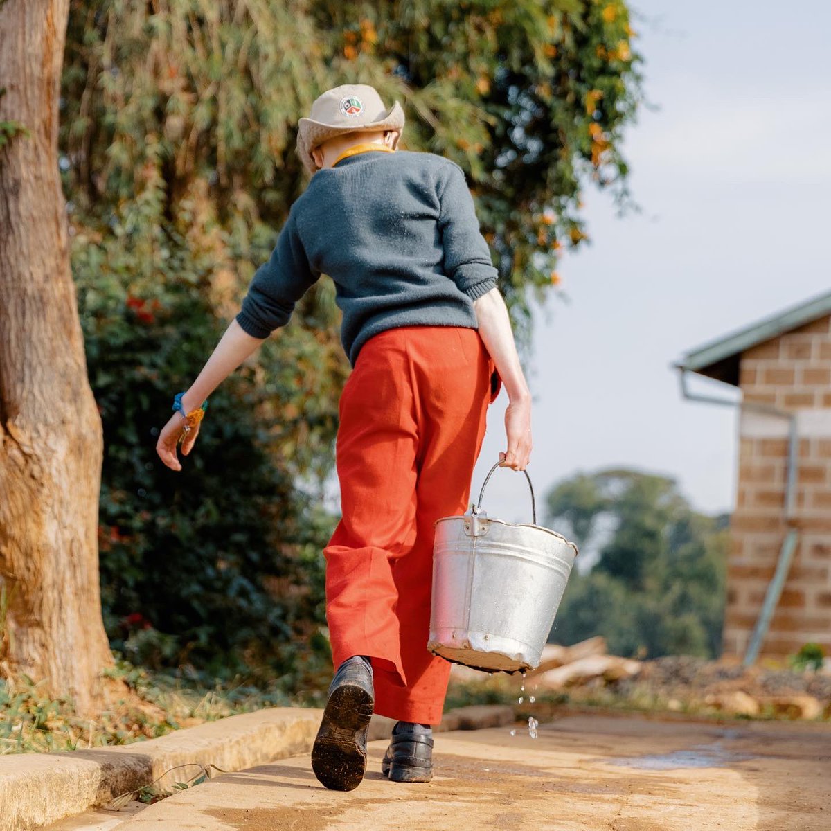 WithMyOwn2Hands's tweet photo. Getting active for a cause. 🏃
Last month, the 3rd grade students of St. Mary’s School hosted their very own empathy water walk. Each student did the walk while carrying a kid-friendly jerry can to raise awareness for those who walk an average of 3 miles for water in East Africa. https://t.co/7U1lEjFJdo