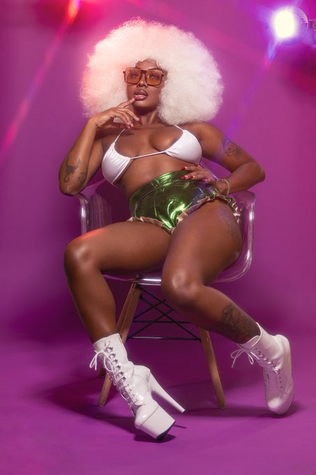 2 pic. Super Foxy ? https://t.co/6CvSXsUKDD