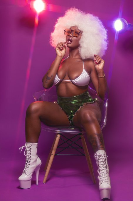 1 pic. Super Foxy ? https://t.co/6CvSXsUKDD