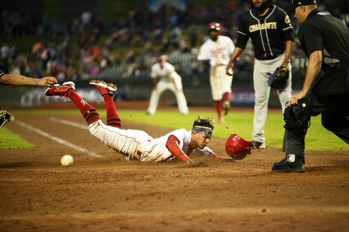LouisvilleBats's tweet photo. SAFE! 

#GoBatsGo🦇 | #RedbirdsWeekend https://t.co/4EWVSoXsp3