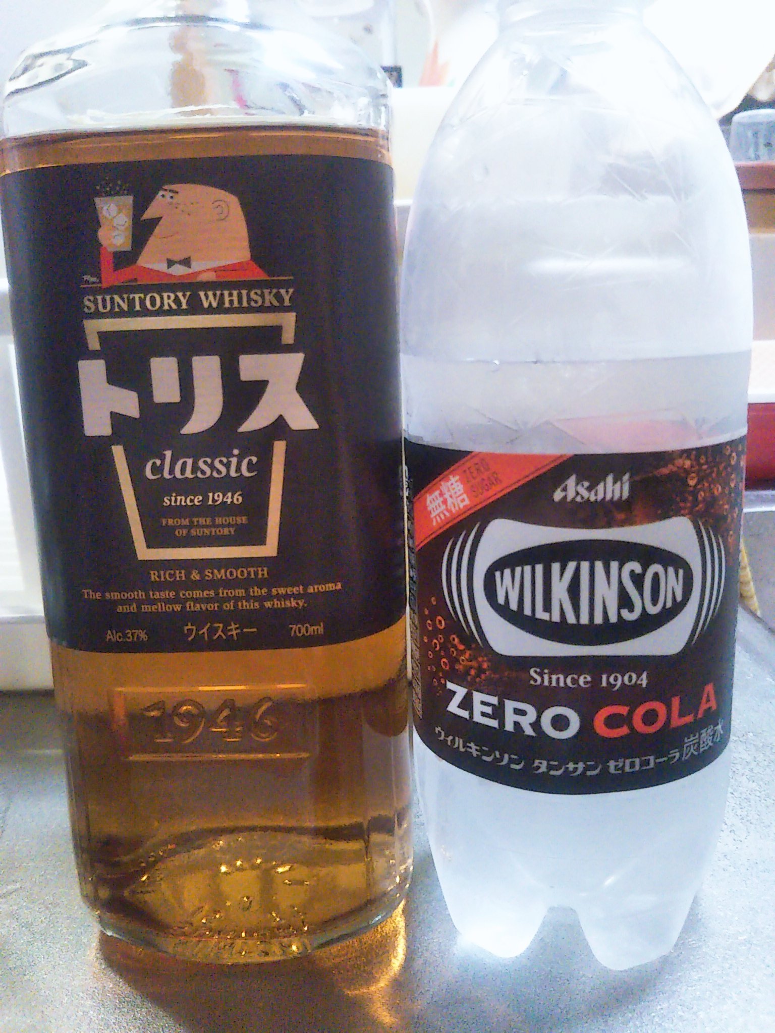 ヤベンチュリー 今宵は雨らしい だが休みだ ありがとう そしてそして ハイボールに合う炭酸水発見 ウィキルソン 炭酸水から出てる ゼロコーラ ほのかなコーラ風味のハイボール バチクソうんまぁぁー 是非１度試してみてね レモン
