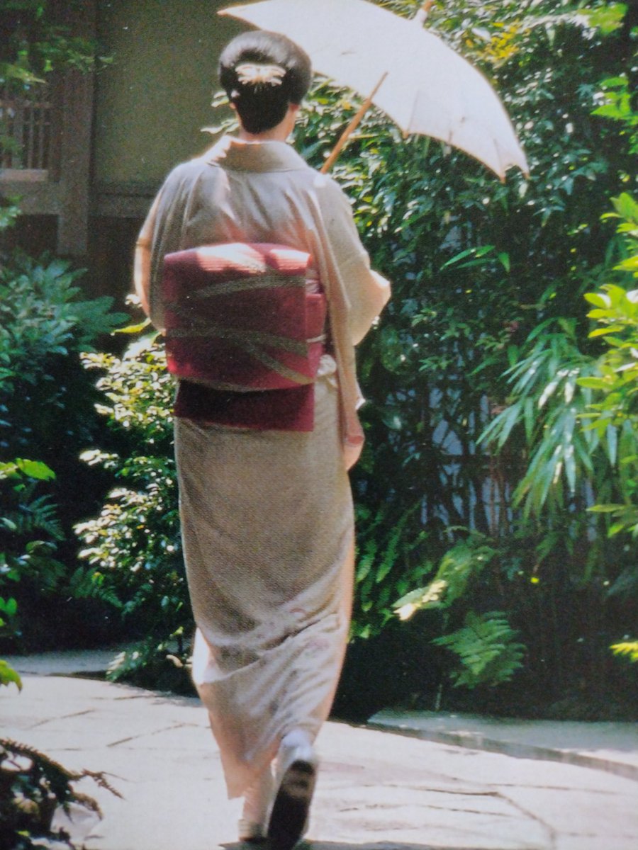 こんな昔京都が好き！若い頃私は…豪華に着飾る着物の人より…常着簡単に着こなし日傘さし薄化粧の色白女性に見惚れた身についた本物の美しさお金出せばブランド持ち！エステ通い！だれも美しくなれる今時代…　然しそれとは全く違うのだ😭 