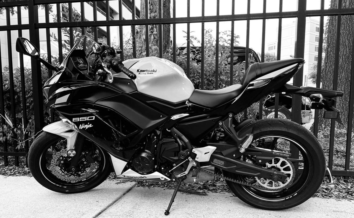 amylee14's tweet photo. Had to get to work and wanted to clear my head so I took this lovey ladyโฆ just for mother nature to laugh at me and rain on me 3 different times ๐ฉ #ninja650 #motorcycle #ridingintherain #therapy #wetsocks https://t.co/jFYUqRNRhH