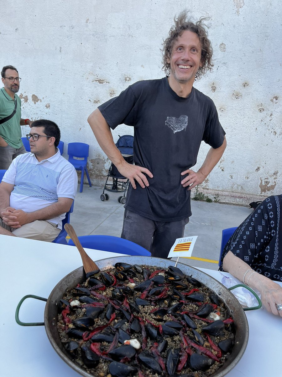 AFA_DeLesAigues's tweet photo. Gran sopar de germanor de les famílies de l’@escdelesaigues feliços de trobar-nos dos anys i mig després compartint plats de tot el món i gaudint del nou pati 🌍💙 https://t.co/HOoNIIP2pM