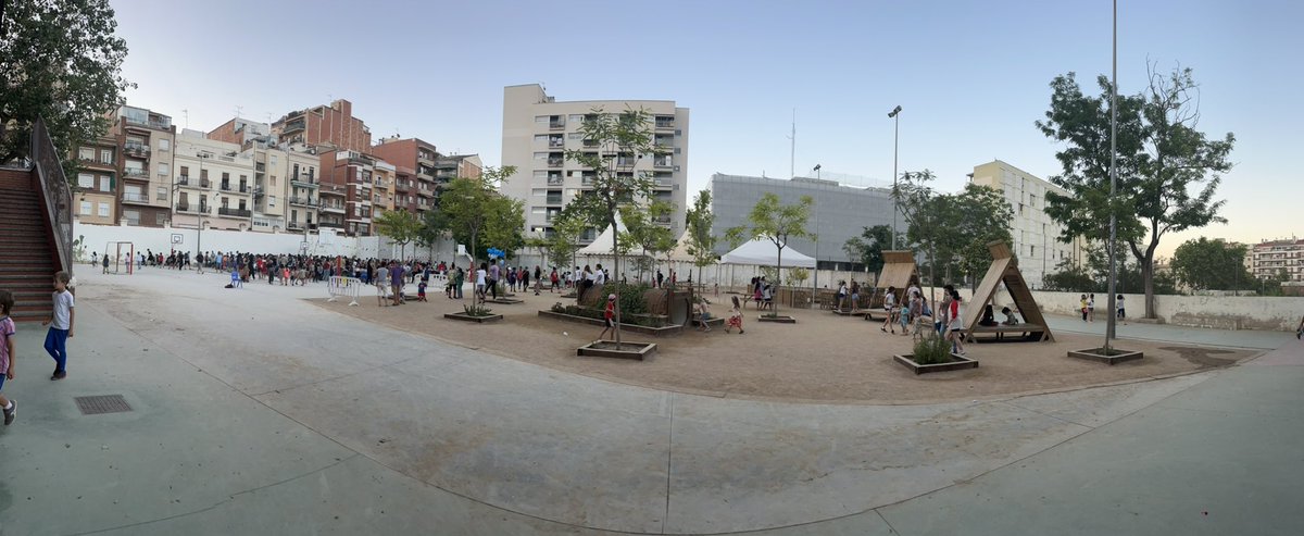 AFA_DeLesAigues's tweet photo. Gran sopar de germanor de les famílies de l’@escdelesaigues feliços de trobar-nos dos anys i mig després compartint plats de tot el món i gaudint del nou pati 🌍💙 https://t.co/HOoNIIP2pM