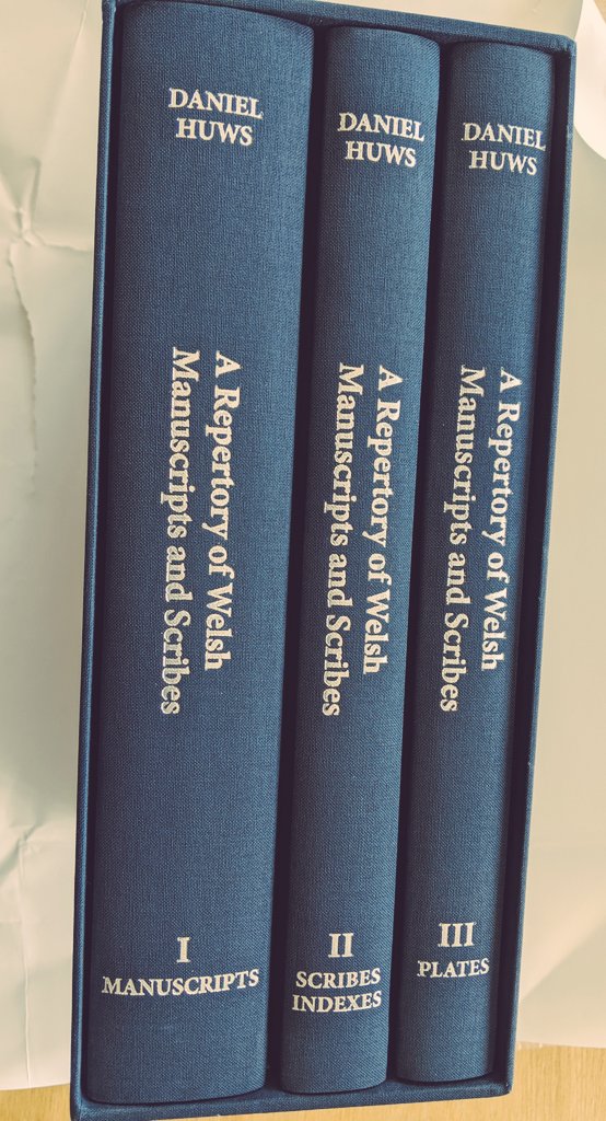 Campwaith Daniel mewn 3 cyfrol.
Mor hapus i dderbyn hwn heddiw 🎉  Penllanw ymchwil oes, ond hefyd man cychwyn ymchwil newydd ar hanes, llenyddiaeth a cherddoriaeth Cymru. 

A Repertory of Welsh Manuscripts and Scribes by Daniel Huws in 3 volumes, 2022. <a href="/llawysgrifau/">Llawysgrifau Cymru</a>