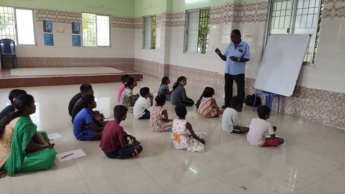 RecycleBinTVM's tweet photo. We often find that kids at Pumping Station slum excited to draw, sketch, etc. All they need is a pencil and paper! Drawing and art class by Ganeshan on the third day(July 9) of the summer camp at Chintadripet exposed the children to the basics of drawing. https://t.co/2sdKDUl0EH
