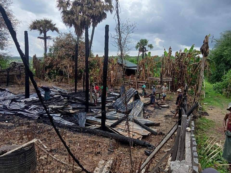YuTun37775894's tweet photo. Junta soldiers raided NyaungLal village, Gangaw tsp, Magway division on 3rd Jun, killed and burnt 5 residents by tying with chain, set fire to 7 houses and looted valuable things. #2022Jun11Coup #WarCrimesOfJunta #WhatsHappeningInMyanmar https://t.co/slQejPuyYf