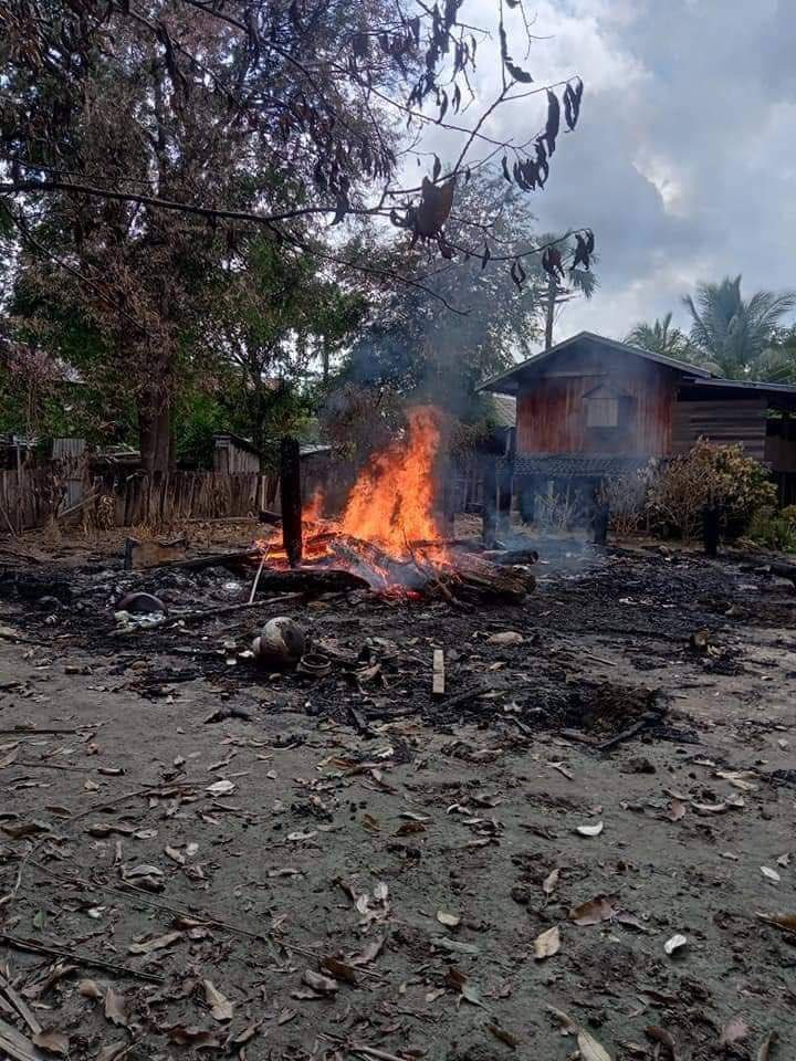 YuTun37775894's tweet photo. Junta soldiers raided NyaungLal village, Gangaw tsp, Magway division on 3rd Jun, killed and burnt 5 residents by tying with chain, set fire to 7 houses and looted valuable things. #2022Jun11Coup #WarCrimesOfJunta #WhatsHappeningInMyanmar https://t.co/slQejPuyYf