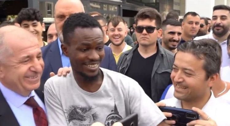 Esenyurt’ta Zafer Partisi’nin sığınmacılar politikasını protesto açıklamasına gelip, destek veren bir Afrikalı. Türkiye trajedi öncesindeki komediyi yaşıyor.