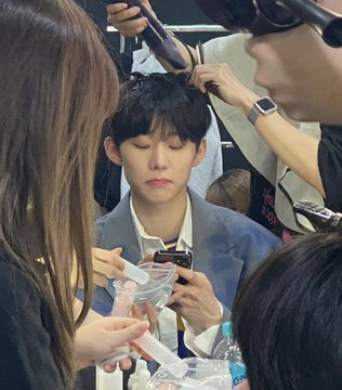 HUEKAN1SMS's tweet photo. yeonjun's hair be photobombing others https://t.co/NafvNLpDlT