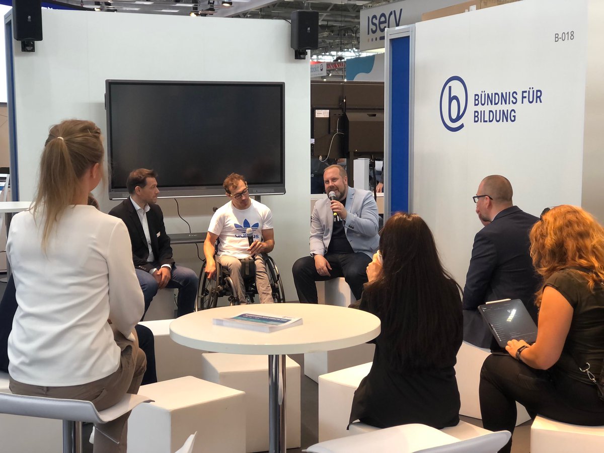 Gestern bei der #Podiumsdiskussion am Stand von <a href="/BfBildung/">Bündnis für Bildung</a> zusammen mit @bechtle_ag und <a href="/Intel_DE/">Intel in Deutschland</a>!
Thema: "Auf in ein Jahrzehnt der Bildungschancen - Eine Bestandsaufnahme".
#didacta2022 <a href="/DidactaM/">didacta-messe</a> #fairs #digitaleschule