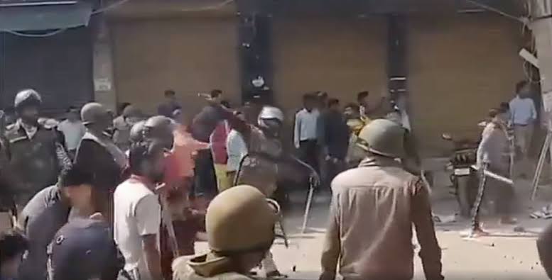 wali_rehmani's tweet photo. Indian Police
#TwoIndians 👇 https://t.co/WZstq65yqw