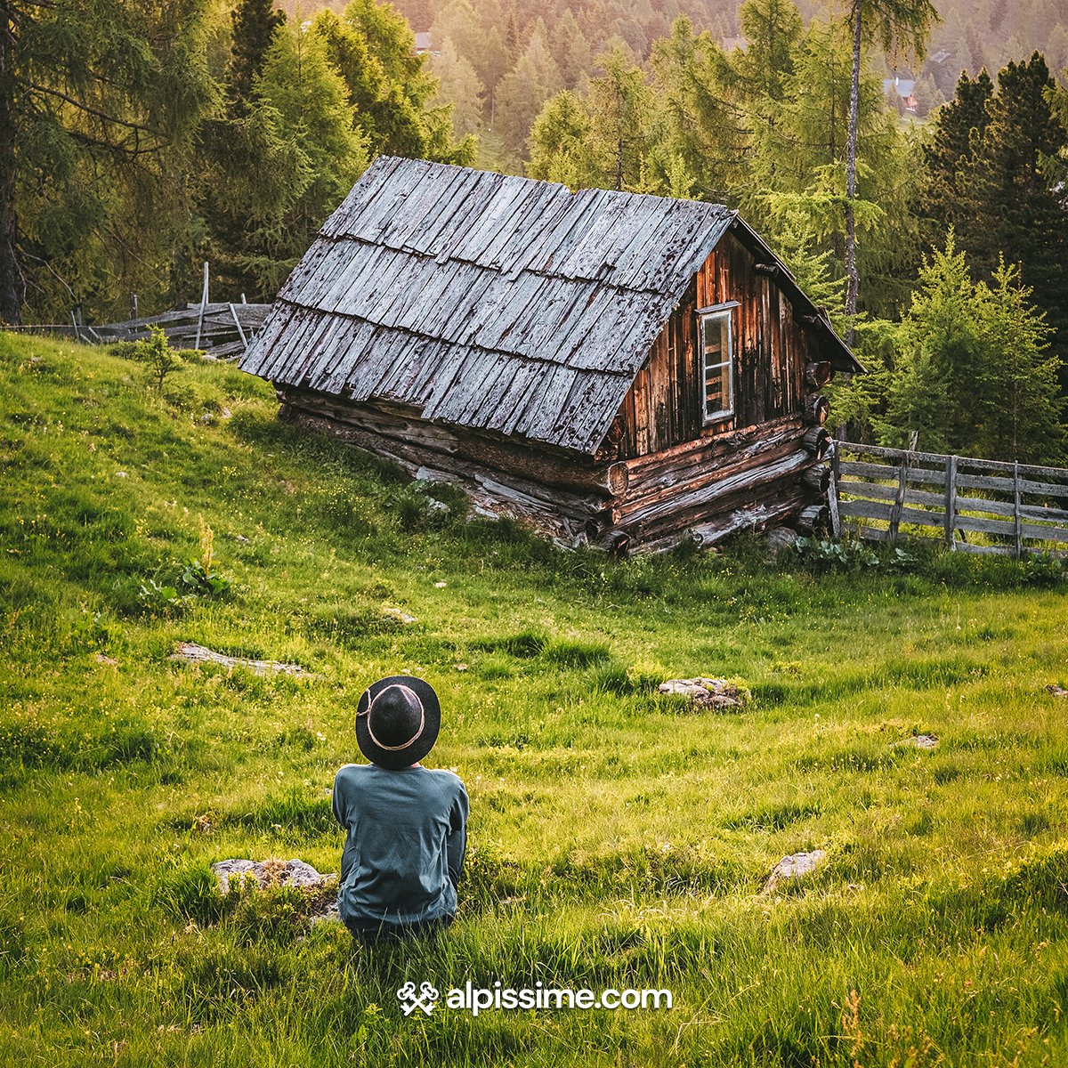alpissime's tweet photo. Seul, en famille ou entre amis, la montagne est le lieu idéal pour des vacances réussies. Vous aussi, vous avez hâte de profiter de l'air frais et de vous reconnecter avec la nature ? 🕊️🏞 #MonÉtéMontagne  #Alpissime https://t.co/BACVldsSWu