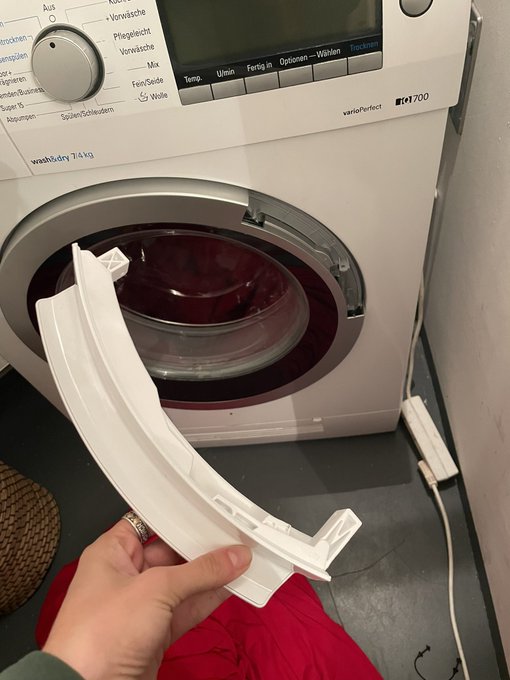 the handle came off of my washing machine and now my clothes are stuck inside https://t.co/361jNLVeq