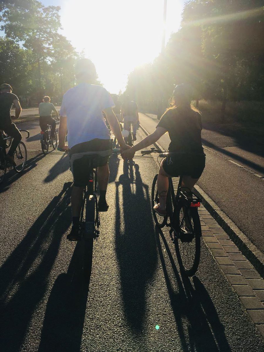 mietzka's tweet photo. gestrige #Radnacht vom @ADFC_Dresden war sehr ramontisch 🥰 #velophil https://t.co/M8wsysN8DW