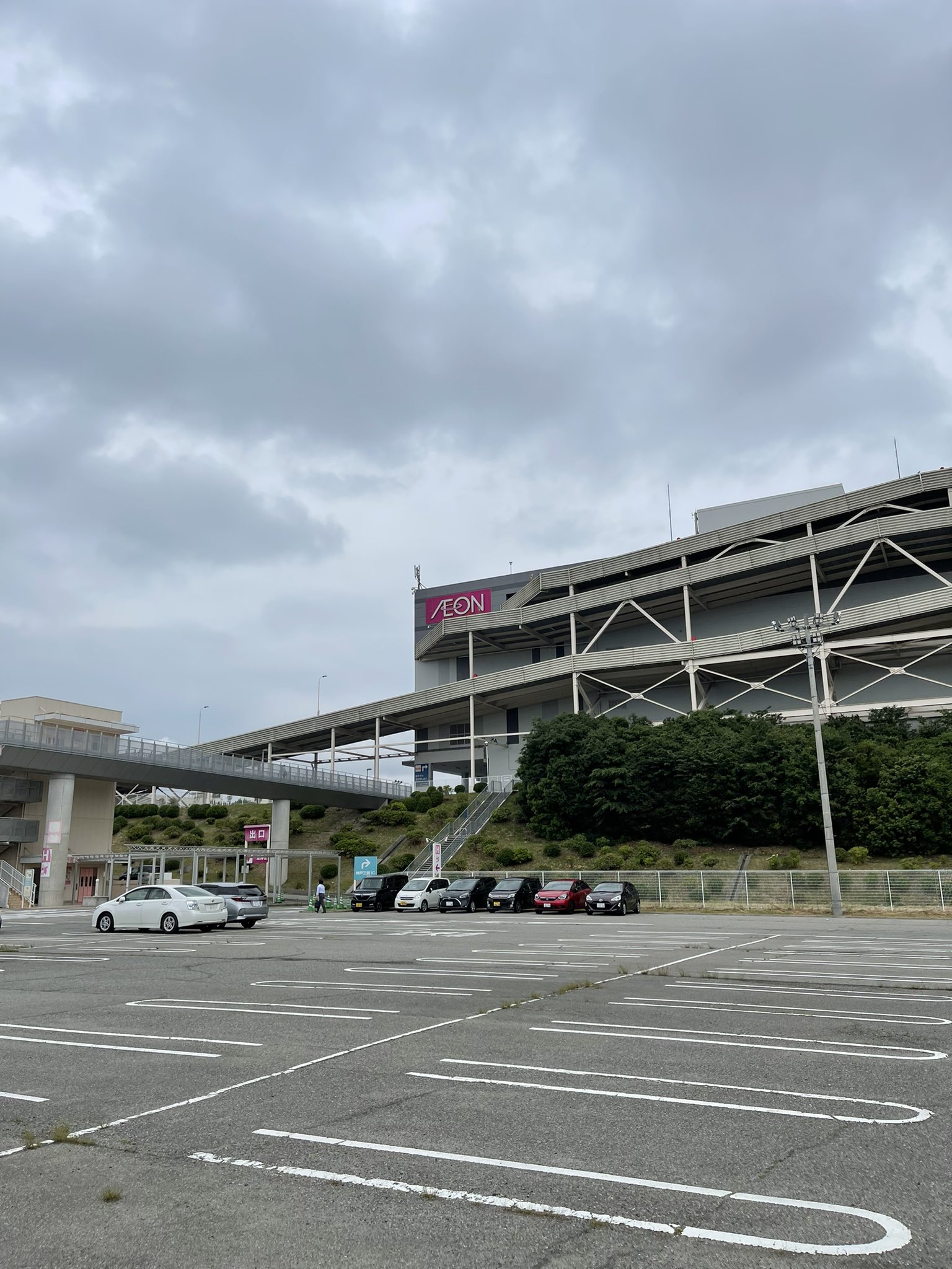 おうちの相談窓口 神戸北店 おはようございます 昨日からアウトレットではバーゲンが始まってます あいにくの曇り 雨 ですがイオンモールにもお越しください 神戸三田プレミアムアウトレット バーゲン おうちの相談窓口神戸北 T Co
