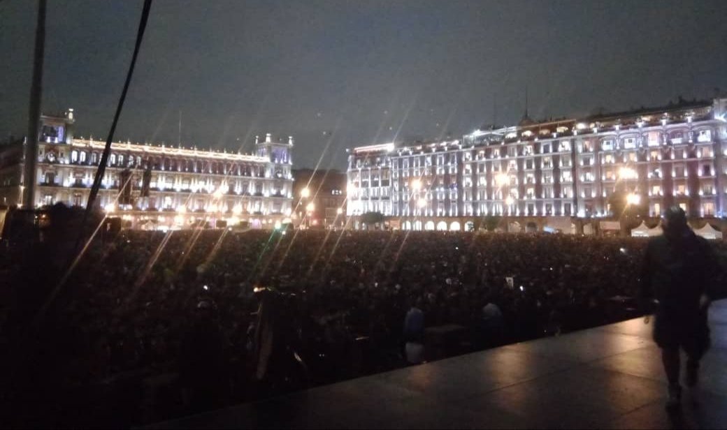 GHNordelo5's tweet photo. ¡Ocurriendo ahora! ¡La lluvia no impidió que la Plaza del Zócalo de la Ciudad de México se desborde de personas para escuchar a Silvio! #Cuba #CDRCuba #SomosDelBarrio https://t.co/x0wq5Mk5qI