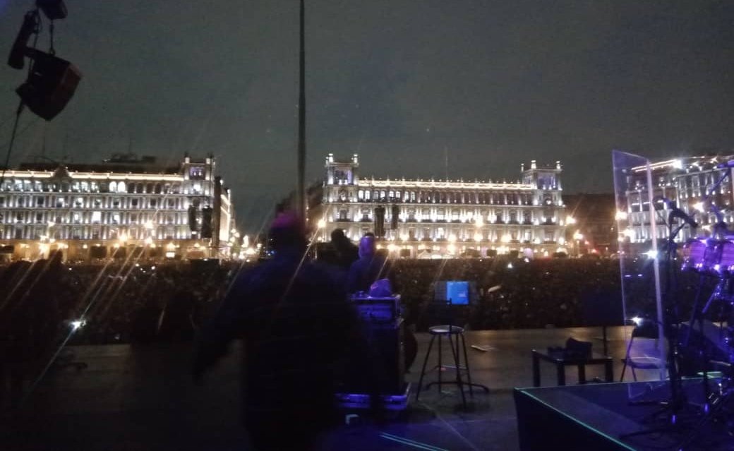 GHNordelo5's tweet photo. ¡Ocurriendo ahora! ¡La lluvia no impidió que la Plaza del Zócalo de la Ciudad de México se desborde de personas para escuchar a Silvio! #Cuba #CDRCuba #SomosDelBarrio https://t.co/x0wq5Mk5qI