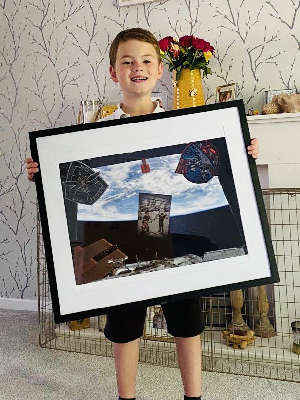 AnDuong_91's tweet photo. A PRESENT FROM SPACE 🛰🌎

Jack is 7. He loves space, and he wants to become an astronaut 👨‍🚀 

So I surprised Jack with a very special present - a photo of him taken from outer space! 

Special thank to @Astro_FarmerBob for taking this amazing shoot from the @Space_Station 😀🙏 https://t.co/SfZBubVrIg