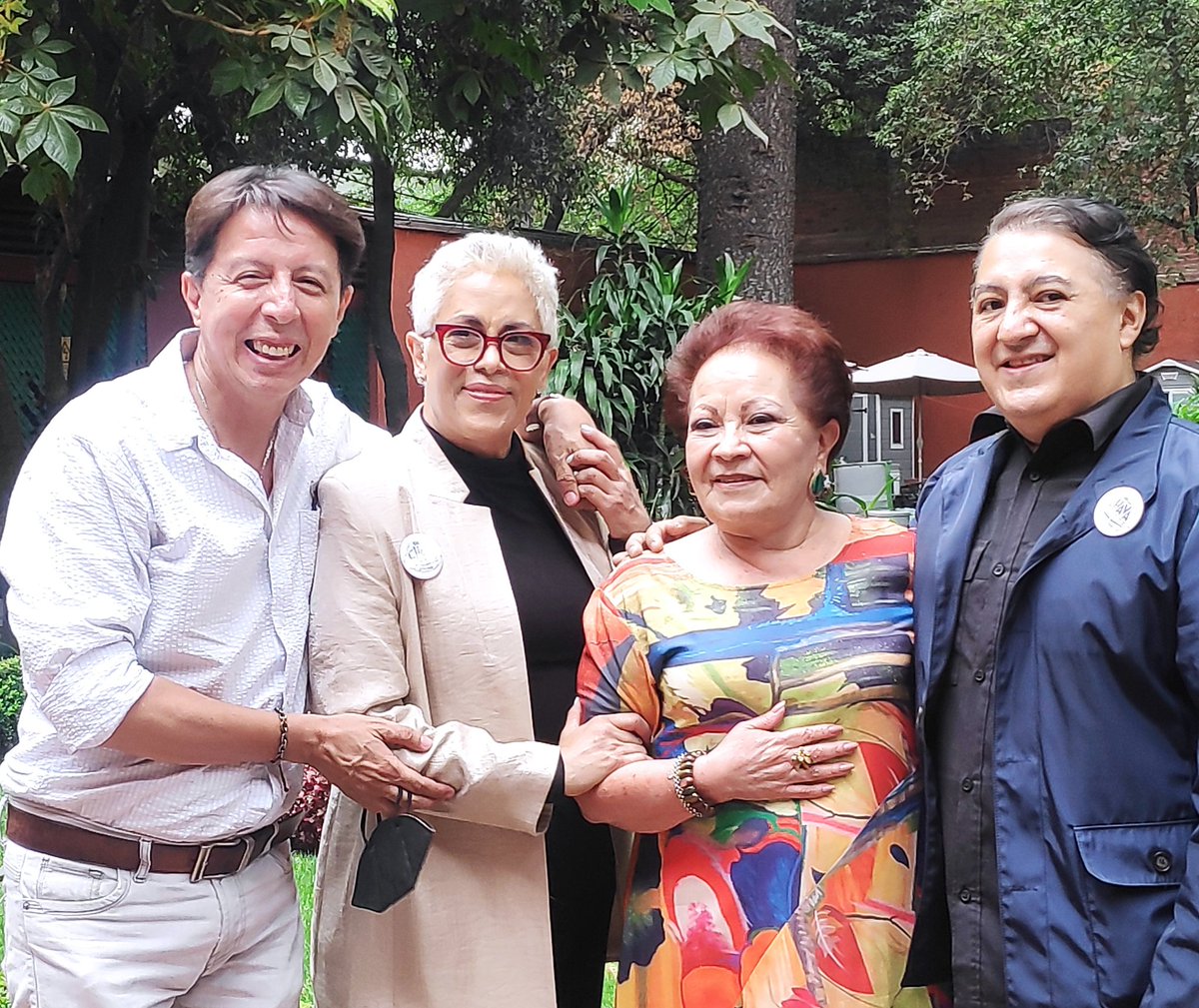 EynarEddie's tweet photo. Very grateful to the Director  The "Chava... The Documentary" about the life and work of the master @ChavaFl61473018 that allows me to share spaces with #EugeniaLeón #PávelGranados @mariaeu78971240 Durand ... Thank you for your time, for your space ... And coincide #ChavaFlores https://t.co/G39F41pZAS