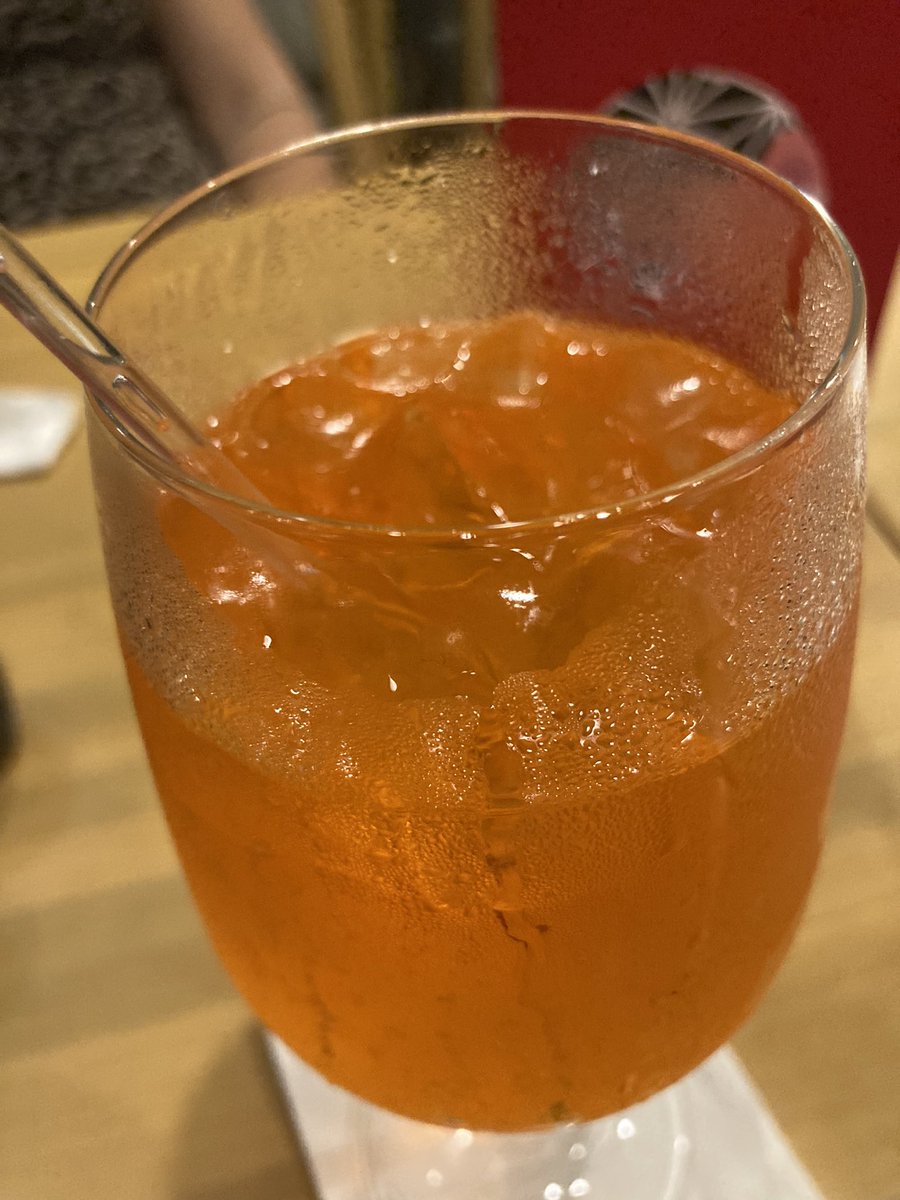 pachensen's tweet photo. Salud maese @FinisimaPersona #putitragos de viernes Aperol spritz y Gin yang. #Salud https://t.co/RWVttRojk7