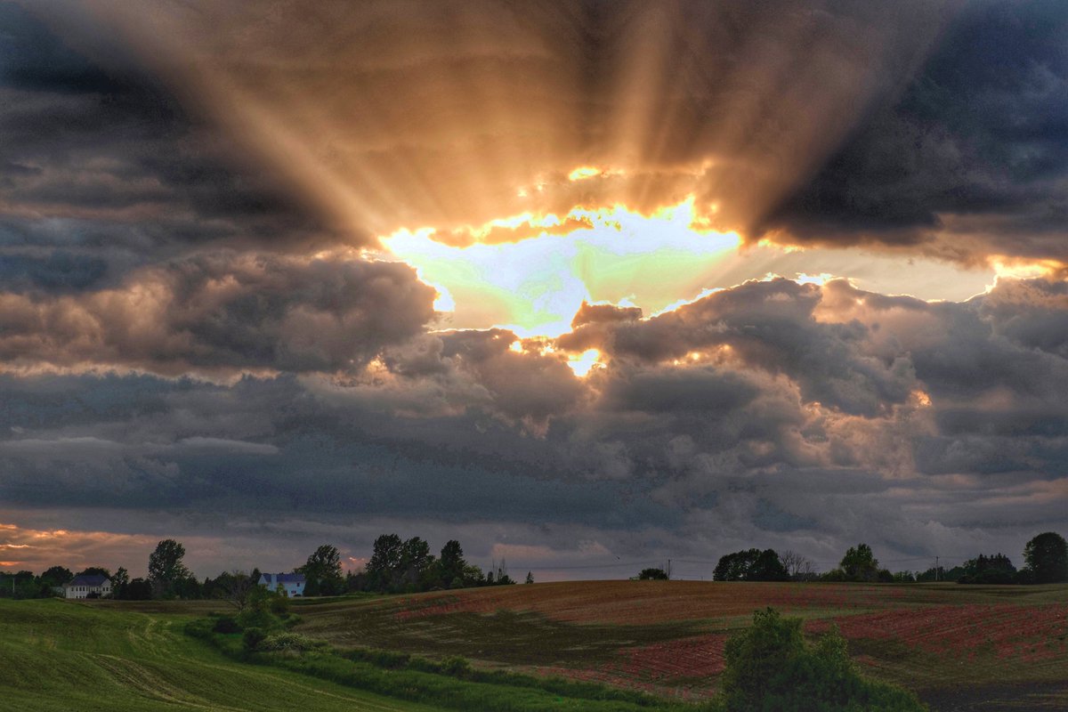 Mark_Baden's tweet photo. Is this heaven? Nope, it's Wisconsin. Fantastic picture from Howard Vrankin in Port Washington. https://t.co/y6tKusdw9U