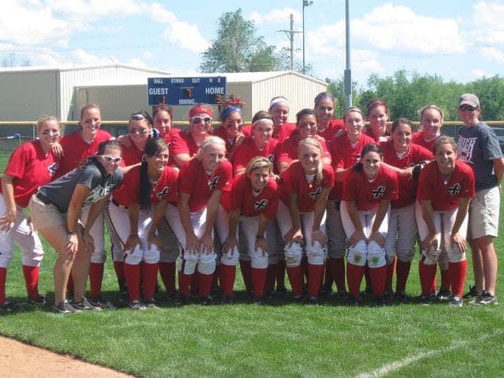 HutchSoftball's tweet photo. With a heavy heart tonight as we learned of the passing of Brooke Hollis-Gursky.    

Brooke had the best smile and compassion for others.  

Prayers for the entire family especially your husband and 3 children. https://t.co/7ZyBDXc3lf