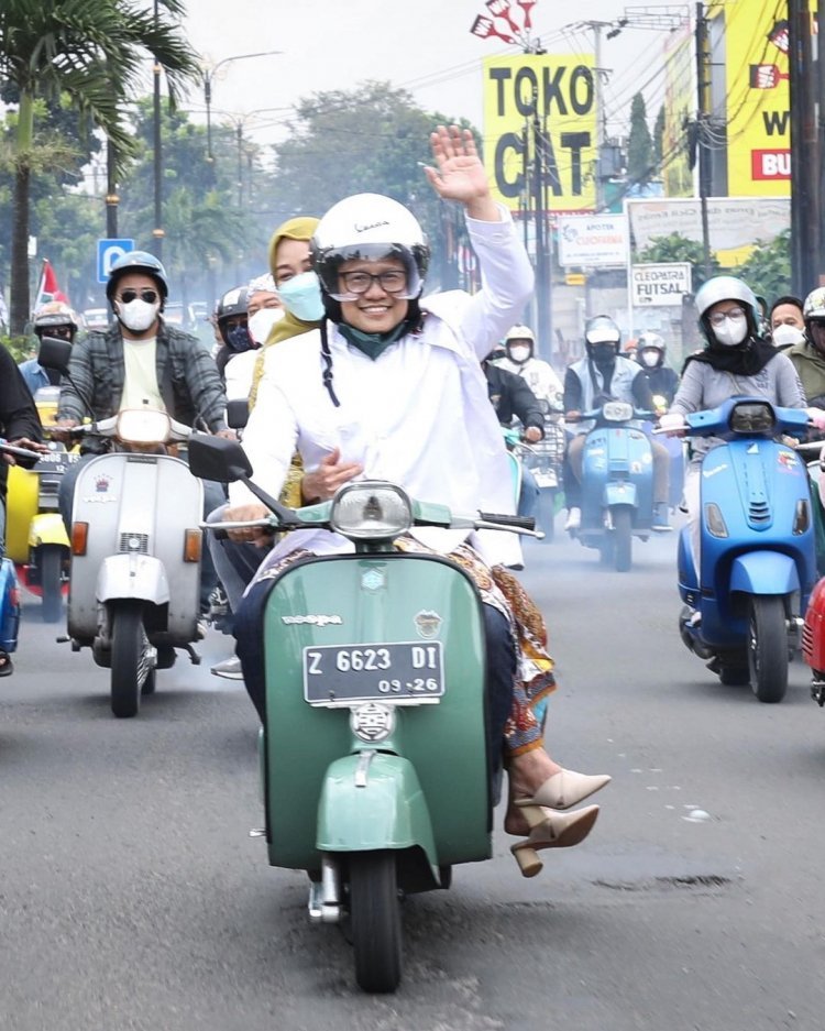 IjoKarangan's tweet photo. #VespaWorldDays
 Gus Muhaimin pecinta vespa sejati, vespa adalah simbol solidaritas, kesetiakawanan sosial, gotong royong, kesahajaan, kesantunan dan romantika
@cakimiNOW 
@GandusariIjo 
@IjoMunjungan 
@Semarijoo 
@MenaksopalT https://t.co/FByoknuiS3 https://t.co/xyv51cdinU